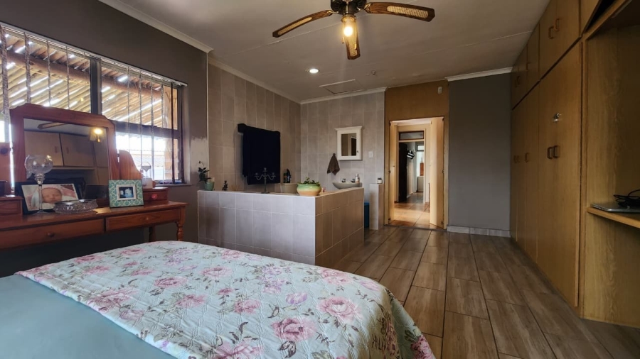 5 Bedroom Property for Sale in Vredenburg Western Cape